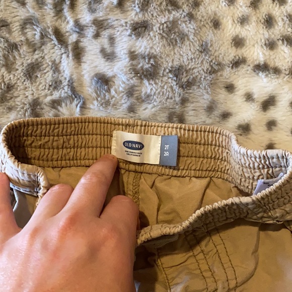 2t old navy khaki shorts - Picture 3 of 3